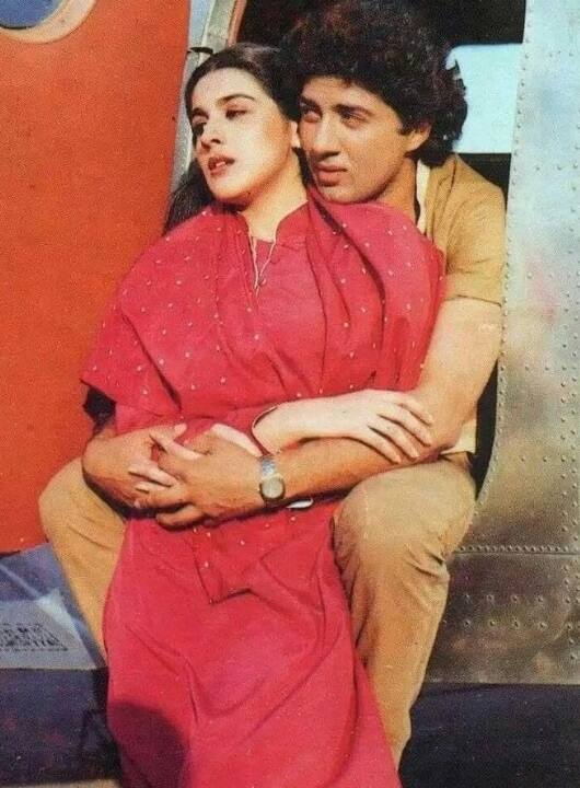 बेटे की पहली फिल्म थी और हिरोइन थीं अमृता सिंह. ये बताने के लिए धर्मेंद्र आधी रात में दिलीप कुमार के पास पहुंचे थे. यहीं से अंदाजा लगा सकते हैं कि सनी देओल के पापा कितने एक्साइटेड रहे होंगे.