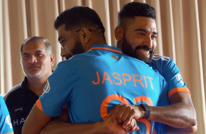 વિરાટ કોહલી અને બાબર આઝમની ગણતરી વર્તમાન યુગના શ્રેષ્ઠ બેટ્સમેનોમાં થાય છે. પરંતુ ભારત-પાકિસ્તાન મેચમાં કયો બેટ્સમેન જોવા મળશે? જોકે ક્રિકેટ ચાહકોની નજર વિરાટ કોહલી અને બાબર આઝમની બેટિંગ પર રહેશે. (ફોટો ક્રેડિટ- સોશિયલ મીડિયા)