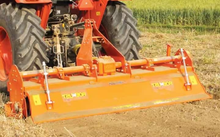 રોટાવેટર: ખેડાણ જેવા કાર્યોને સંભાળવા માટે રોટાવેટરનો ઉપયોગ ખેતીમાં નોંધપાત્ર રીતે વધ્યો છે. આ સાધનને ટ્રેક્ટર સાથે જોડીને ચલાવવામાં આવે છે, જેના દ્વારા ખેતરમાં એક કે બે ખેડાણ કરીને જમીન તૈયાર કરી શકાય છે. આ દિવસોમાં, રોટાવેટરનો પણ પાકના અવશેષોના સંચાલન માટે ઘણો ઉપયોગ કરવામાં આવે છે. તે ખેતરમાં જમીનમાં થીજી ગયેલા પાકના અવશેષોને ફેલાવે છે. બાદમાં આ અવશેષો જમીનમાં ખાતર તરીકે કામ કરે છે. બળદની મદદથી ખેતર ખેડવામાં ઘણો સમય લાગે છે. આવા રોટાવેટરનો ઉપયોગ કરીને 15 થી 35 ટકા ઇંધણ, સમય અને મહેનત બચાવી શકાય છે.