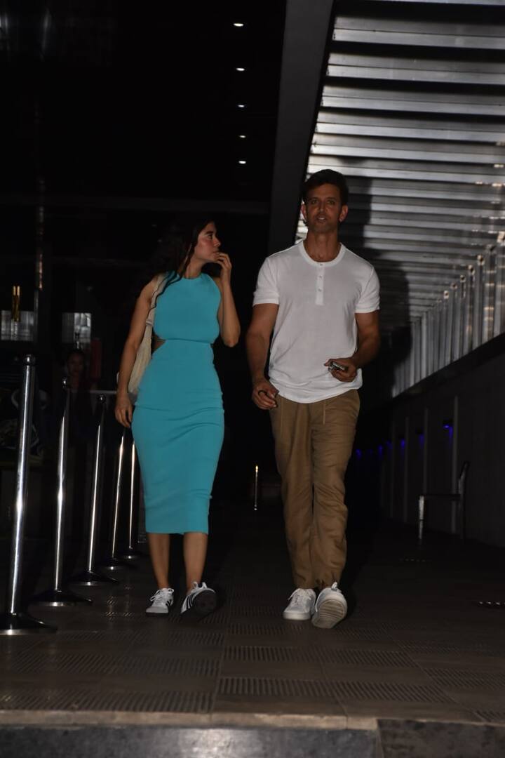 बच्चों से मिलने पहुंची सबा इस दौरान ऋतिक के कान में कुछ फुसफुसाती भी दिखीं.