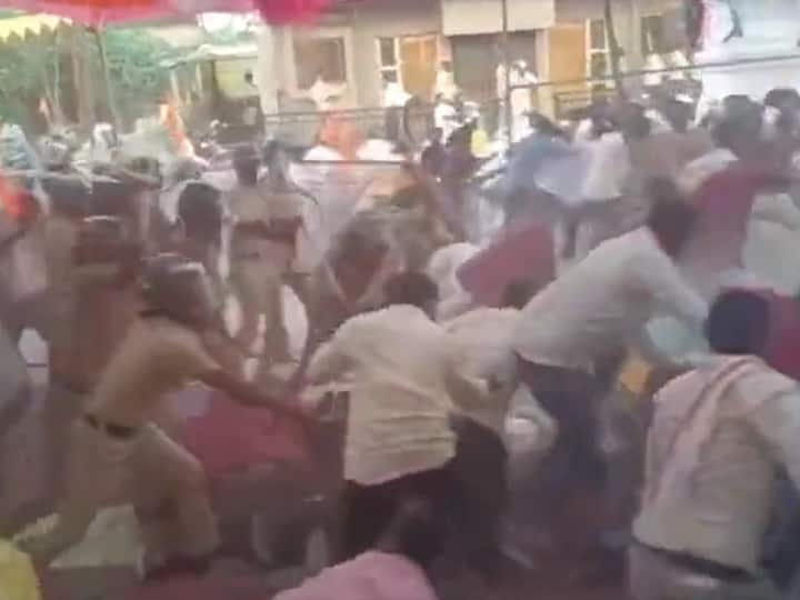 Protest Turns Violent In Jalna District Of Maharashtra महाराष्ट्र में मराठा आरक्षण पर भारी बवाल, 42 पुलिसकर्मी घायल, दो बसों में लगाई आग
