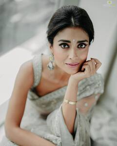 Shriya Saran: చీరలో గ్లామర్ మెరుపుల్- నెట్టింట్లో శ్రియా ఫోటోలు వైరల్