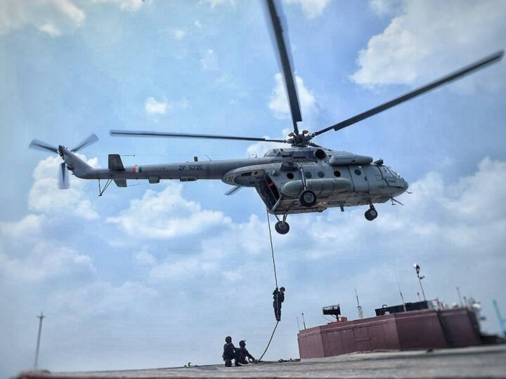 दिल्ली पुलिस के प्रशिक्षु कमांडो ने जी20 शिखर सम्मेलन से पहले शुक्रवार सुबह यहां हेलीकॉप्टर अभ्यास किया. अधिकारियों के अनुसार दूसरा हेलीकॉप्टर अभ्यास झाड़ौदा कलां में दिल्ली पुलिस अकादमी में सुबह नौ से 11 बजे के बीच आयोजित किया गया. जी20 सम्मेलन नौ और 10 सितंबर को नयी दिल्ली में आयोजित किया जाएगा.