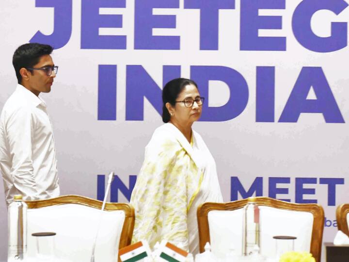 Opposition Meeting: पहली बैठक में केजरीवाल, फिर CM नीतीश, तीसरी मीटिंग में ममता बनर्जी नाराज? जानें क्यों उठे ये सवाल Opposition Meeting Arvind Kejriwal First Meeting Nitish Kumar Second Mamata Banerjee Angry in Third INDIA Meeting Know Reason Opposition Meeting: पहली बैठक में केजरीवाल, फिर CM नीतीश, तीसरी मीटिंग में ममता बनर्जी नाराज? जानें क्यों उठे ये सवाल