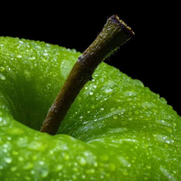 ਤੁਸੀਂ ਲਾਲ ਸੇਬ ਤਾਂ ਬਹੁਤ ਖਾਧੇ ਹੋਣੇ ਹਨ ਕਿ ਕਦੇ ਹਰਾ ਸੇਬ ਖਾਧਾ ਹੈ। ਹਰਾ ਸੇਬ ਲਾਲ ਸੇਬ ਤੋਂ ਵੱਧ ਸਵਾਦ ਤੇ ਗੁਣਾਂ ਭਰਪੂਰ ਹੁੰਦਾ ਹੈ। ਹਰੇ ਸੇਬ ਵਿੱਚ ਐਂਟੀਆਕਸੀਡੈਂਟ, ਖਣਿਜ, ਵਿਟਾਮਿਨ ਅਤੇ ਫਲੇਵੋਨੋਇਡ ਹੁੰਦੇ ਹਨ, ਜੋ ਸਿਹਤ ਲਈ ਫਾਇਦੇਮੰਦ ਹੁੰਦੇ ਹਨ।