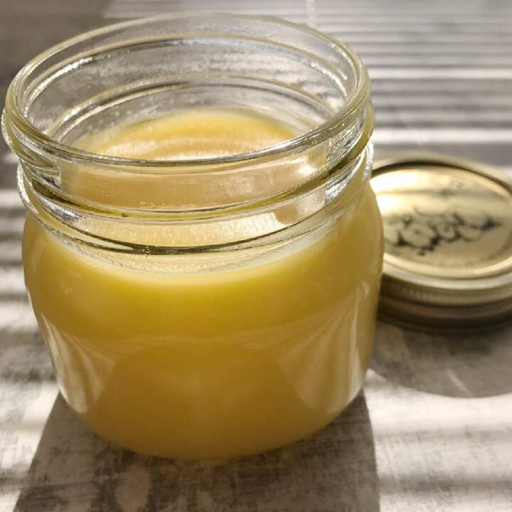 ਕੁਦਰਤੀ ਉਪਚਾਰਾਂ ਦੇ ਖੇਤਰ ਵਿੱਚ, ਦੇਸੀ ਗਾਂ ਦਾ ਘਿਓ ਬਦਾਮ ਦੇ ਤੇਲ ਦੇ ਬਰਾਬਰ ਮੰਨਿਆ ਜਾਂਦਾ ਹੈ, ਜੋ ਇਸਦੇ ਬਹੁਤ ਸਾਰੇ ਸਿਹਤ ਲਾਭਾਂ ਲਈ ਮਸ਼ਹੂਰ ਹੈ।