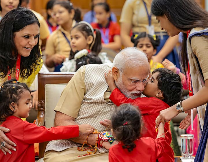 पंतप्रधान नरेंद्र मोदी यांनी 7 लोककल्याण मार्गावर रक्षाबंधनाचा सण साजरा केला. यावेळी पंतप्रधानांनी निवासस्थानी आलेल्या मुलांची भेट घेतली आणि त्यांच्यासोबत खेळतानाही दिसले.त्यांनी चांद्रयान-3 आणि अंतराळातील भारताच्या प्रगतीबद्दल आनंद व्यक्त केला आणि कविताही वाचल्या.