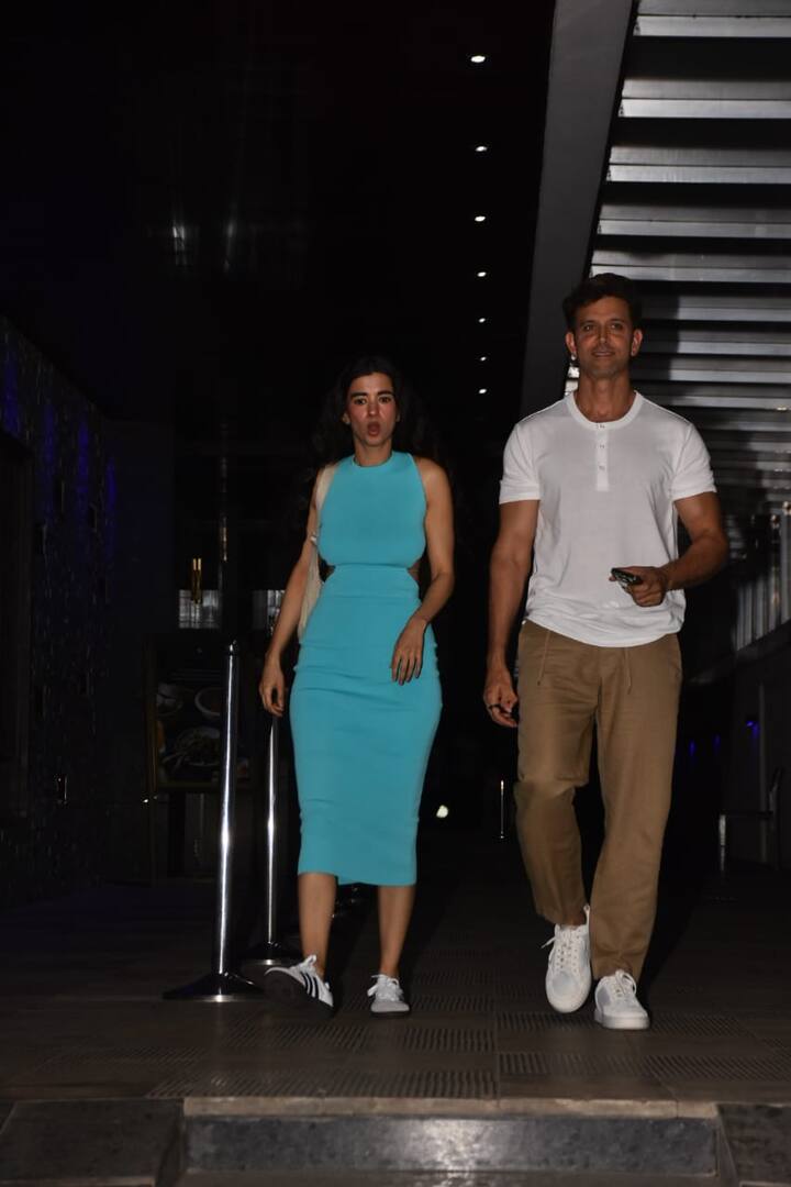 रिपोर्ट्स के मुताबिक, इससे पहले भी सबा रोशन परिवार के साथ डिनर कर चुकी हैं. ऋतिक ने पहले अपने परिवार से सबा को मिला था.