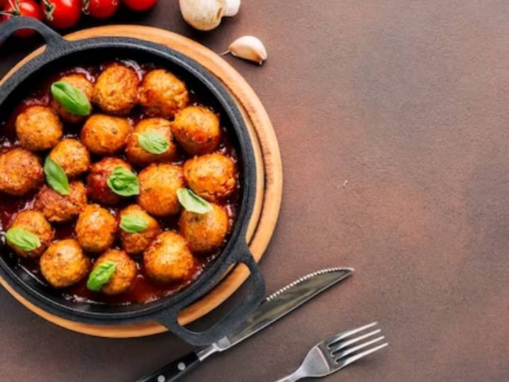 एक बार कुरकुरा होने के बाद, मोरक्कन मीटबॉल अब परोसने के लिए तैयार हैं.