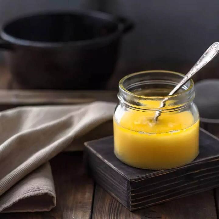 ਜਦਕਿ ਬਦਾਮ ਦਾ ਤੇਲ ਵਿਟਾਮਿਨ ਈ ਨਾਲ ਭਰਪੂਰ ਹੋਣ ਅਤੇ ਵਾਲਾਂ ਅਤੇ ਸਕਿਨ 'ਤੇ ਇਸ ਦੇ ਪੌਸ਼ਟਿਕ ਪ੍ਰਭਾਵਾਂ ਲਈ ਮਸ਼ਹੂਰ ਹੈ ਪਰ ਦੇਸੀ ਗਾਂ ਦੇ ਘਿਓ ਦੇ ਬੇਮਿਸਾਲ ਗੁਣ ਇਨ੍ਹਾਂ ਗੁਣਾਂ ਨੂੰ ਵੀ ਪਾਰ ਕਰ ਦਿੰਦੇ ਹਨ। ਆਯੁਰਵੈਦ ਅਤੇ ਨੈਚਰੋਪੈਥੀ ਵਿੱਚ ਵੀ ਦੇਸੀ ਗਾਂ ਦਾ ਘਿਓ ਗੁਣਾਂ ਦੇ ਮਾਮਲੇ ਵਿੱਚ ਬਾਦਾਮ ਦੇ ਤੇਲ ਨੂੰ ਪਛਾੜਦਾ ਹੈ।