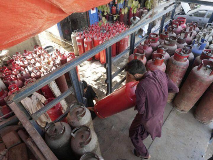 Pakistan LPG Cylinder Price Hike Amid Economic Crisis And Electricity Bill Protest Pakistan Inflation: पाकिस्तान की आवाम पर दो दिन में महंगाई की दोहरी मार, पेट्रोल के बाद अब 459 रुपये बढ़े सिलिंडर के दाम