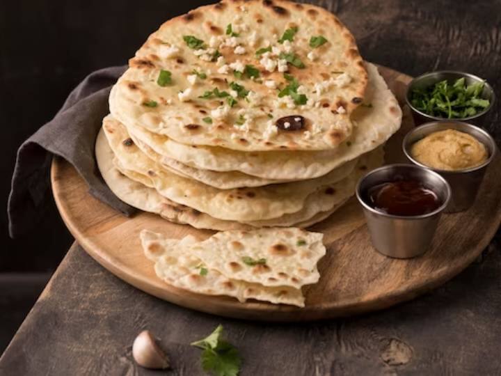 गेहूं की जगह ज्वार का उपयोग करने से सूजन, दस्त, कब्ज, थकान आदि के लक्षण कम हो जाते हैं. यह फाइबर, एंटीऑक्सीडेंट और बहुत कुछ से समृद्ध है। स्वस्थ भोजन के लिए ज्वार की रोटी तैयार करें.