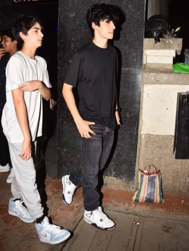 म्हणजे हृतिक त्याच्या मुलांना गर्लफ्रेंडशी ओळख करुन देण्यासाठी घेऊन आला होता. यावेळी रेहान आणि हृदान दोघेही खूप शांत दिसत होते आणि शांतपणे ते रेस्टॉरंटकडे जाताना दिसले.