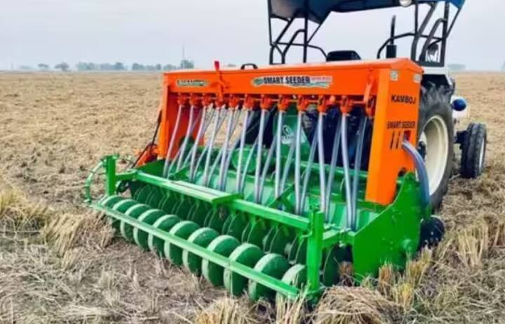 સીડ ડ્રીલ કમ ફર્ટિલાઇઝર મશીન: સીડ ડ્રીલ મશીન કમ ફર્ટિલાઇઝર મશીન પણ ટ્રેક્ટરમાં ઉમેરીને ચલાવવામાં આવે છે. આનાથી ખેતરમાં બીજની વાવણી કરી શકાય છે, સાથે ખાતર પણ ઉમેરી શકાય છે. સીડ ડ્રીલ મશીન હરોળમાં વાવે છે, જે પછીથી પાકનું નિરીક્ષણ કરવાનું સરળ બનાવે છે. તેની મદદથી, ખાતરોનો ઉપયોગ પણ ચોક્કસ પ્રમાણમાં કરી શકાય છે. જો ખેડૂત પાસે વાવણી માટે ઓછો સમય હોય, અથવા ખેતીની જમીન મોટી હોય, તો બીજ ડ્રિલ મશીન તમારા ઘણા કાર્યોને સરળ બનાવશે.