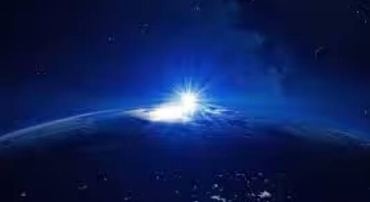 ਜਿਵੇਂ ਕਿ ਤੁਸੀਂ ਤਸਵੀਰ ਵਿੱਚ ਦੇਖ ਸਕਦੇ ਹੋ ਕਿ ਅਸੀਂ ਆਮ ਤੌਰ 'ਤੇ ਧਰਤੀ ਤੋਂ ਸੂਰਜ ਨੂੰ ਪੀਲਾ, ਸੁਨਹਿਰੀ ਜਾਂ ਕਈ ਵਾਰ ਲਾਲ ਦੇਖਦੇ ਹਾਂ, ਪਰ ਜੇਕਰ ਅਸੀਂ ਸਪੇਸ ਦੀ ਗੱਲ ਕਰੀਏ ਤਾਂ ਇੱਥੇ ਸੂਰਜ ਦਾ ਰੰਗ ਚਿੱਟਾ ਨਜ਼ਰ ਆਉਂਦਾ ਹੈ।