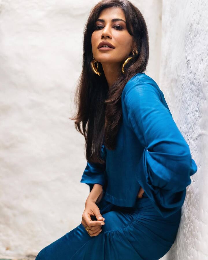 Chitrangda Singh enhanced her stunning ensemble by adding modern golden jewellery, such as bangles and hoop earrings, to it.