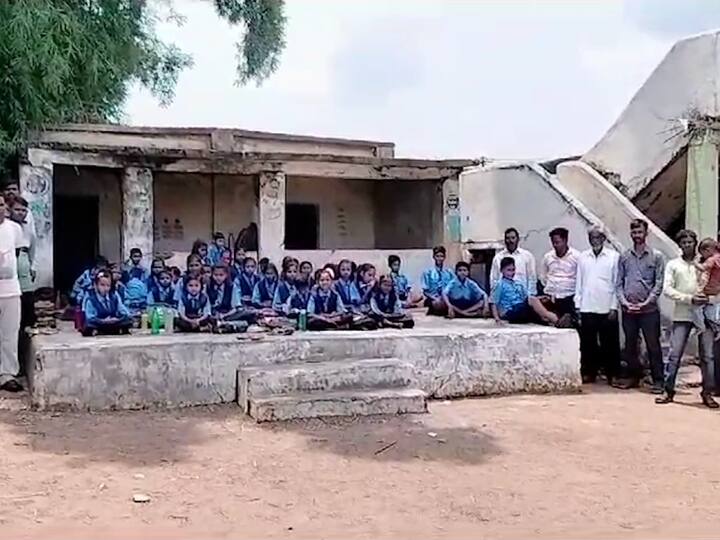 शिक्षणाधिकारी जिल्हा परिषद गोंदिया, गट शिक्षणाधिकारी पंचायत समिती, तहसीलदार, गटविकास अधिकारी, पोलीस स्टेशन केशोरी यांना पत्र देऊन शाळेसाठी पर्यायी व्यवस्था उपलब्ध करुन देण्याची मागणी केली आहे.