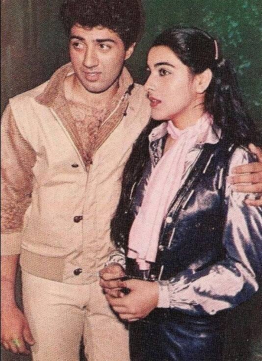 इधर धर्मेंद्र के बेटे शर्म से पानी पानी हो रहे थे. उन्हें तो हिरोइन को बाहों में जकड़ना भी नहीं आ रहा था..