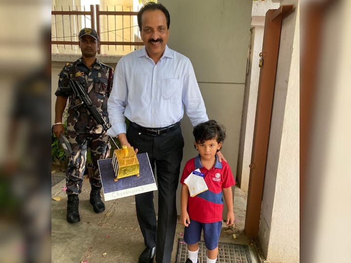ISRO Chief Somanath Gets Adorable Gift From Young Neighbor ISRO Chief Somanath: ఇస్రో ఛైర్మన్‌ సోమనాథ్‌కు అరుదైన బహుమతి ఇచ్చిన బుడ్డోడు, ఏమిచ్చాడంటే?