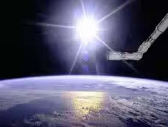 ਸਪੇਸ ਤੋਂ, ਸਾਡਾ ਸੂਰਜ ਪ੍ਰਕਾਸ਼ ਦੀ ਇੱਕ ਚਮਕਦਾਰ ਗੇਂਦ ਦੇ ਰੂਪ ਵਿੱਚ ਪ੍ਰਗਟ ਹੁੰਦਾ ਹੈ। ਵਾਸਤਵ ਵਿੱਚ ਸੂਰਜ ਦੀ ਰੌਸ਼ਨੀ ਨੂੰ ਖਿੰਡਾਉਣ ਜਾਂ ਫਿਲਟਰ ਕਰਨ ਲਈ ਸਪੇਸ ਵਿੱਚ ਕੋਈ ਵਾਯੂਮੰਡਲ ਨਹੀਂ ਹੈ, ਇਸ ਲਈ ਜਦੋਂ ਧਰਤੀ ਦੀ ਸਤ੍ਹਾ ਤੋਂ ਦੇਖਦੇ ਹਾਂ ਤਾਂ ਸੂਰਜ ਚਮਕਦਾਰ ਅਤੇ ਵਧੇਰੇ ਤੀਬਰ ਦਿਖਾਈ ਦਿੰਦਾ ਹੈ।