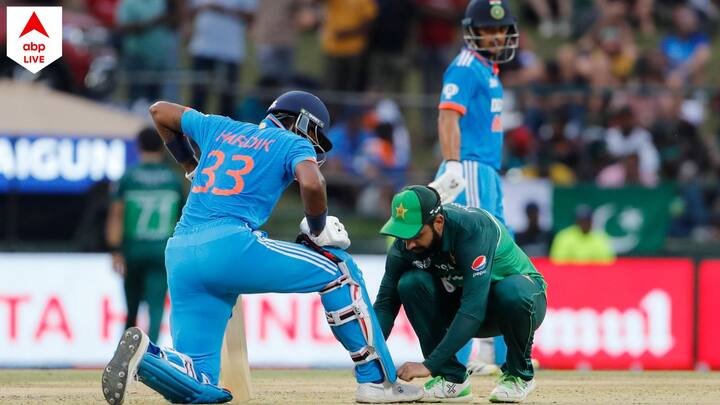 Asia Cup: পাকিস্তানের সামনে (Ind vs Pak) লক্ষ্য ছিল ২৬৭ রানের। যশপ্রীত বুমরা, মহম্মদ সিরাজ, কুলদীপ যাদবদের বিরুদ্ধে যে রান তাড়া করে জেতাটা সহজ হতো না বাবর আজমদের।