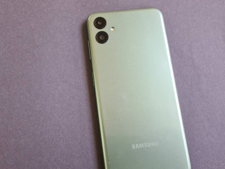SAMSUNG Galaxy F14 5G: इसमें आपको 6000 एमएएच की बैटरी, 50MP का कैमरा, 6.6 इंच की फुल एचडी प्लस डिस्प्ले और Exynos 1330 प्रोसेसर का सपोर्ट मिलता है. फोन के 4/128GB वेरिएंट की कीमत 13,990 रुपये है. स्मार्टफोन को आप 3 कलर और 6GB रैम ऑप्शन में भी खरीद सकते हैं.