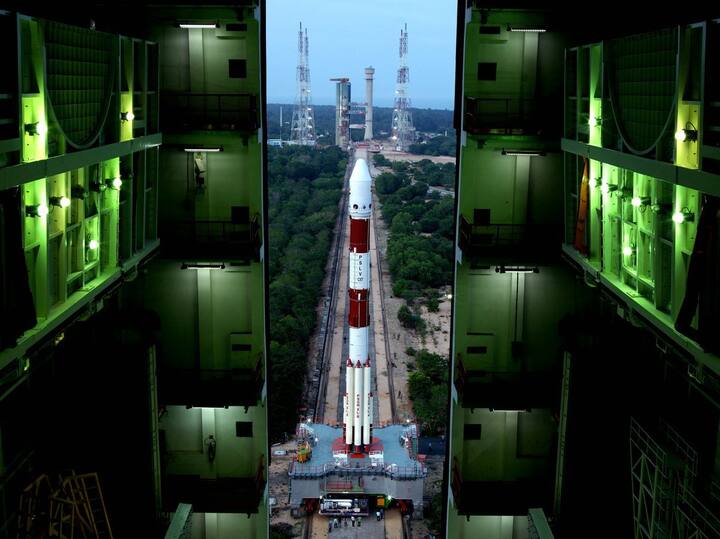 Halo Orbit-এ পৃথিবী-সূর্যের মধ্যে Lagrange point 1-এ থাকবে Aditya L-1 মহাকাশযান। সেখান থেকেই চলবে সূর্যের উপর নজরদারি।