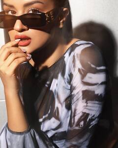 Avneet Kaur Raises Temperature In Black-White Outfit In New Photoshoot