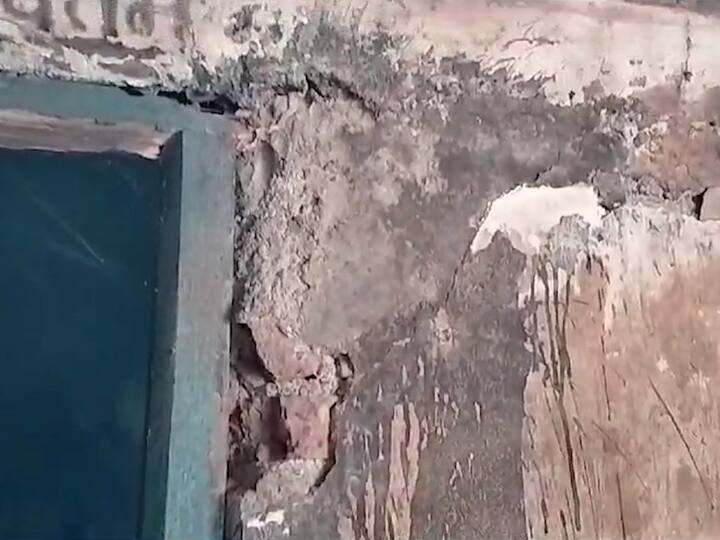 तरी देखील जिल्हा परिषद शिक्षण विभागाने याची अद्याप दखल घेतली नसल्यामुळे पालकांनी संताप व्यक्त केला आहे.