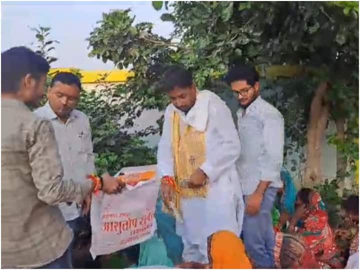 BJP MLA Ashutosh Shukla was seen distributing money along with relief material to flood victims in Unnao ANN Unnao News: बाढ़ पीड़ितों को राहत सामग्री के साथ पैसे बांट रहे बीजेपी विधायक, बोले- जनता की सेवा करता रहूंगा
