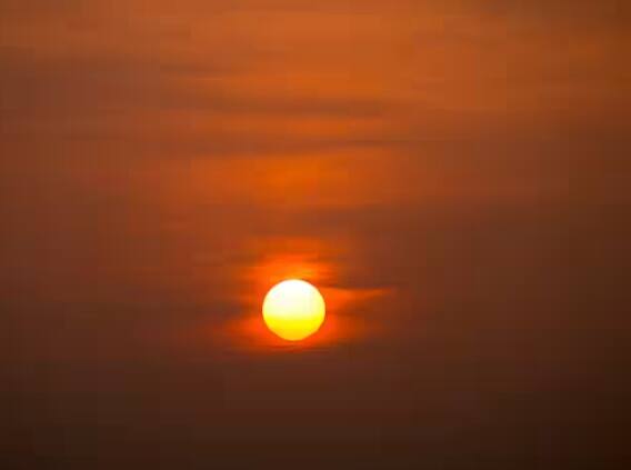 ਧਰਤੀ ਤੋਂ ਸੂਰਜ ਦੀ ਔਸਤ ਦੂਰੀ ਲਗਭਗ 14 ਕਰੋੜ 96 ਲੱਖ ਕਿਲੋਮੀਟਰ ਜਾਂ 9 ਕਰੋੜ 29 ਲੱਖ 60 ਹਜ਼ਾਰ ਮੀਲ ਹੈ।