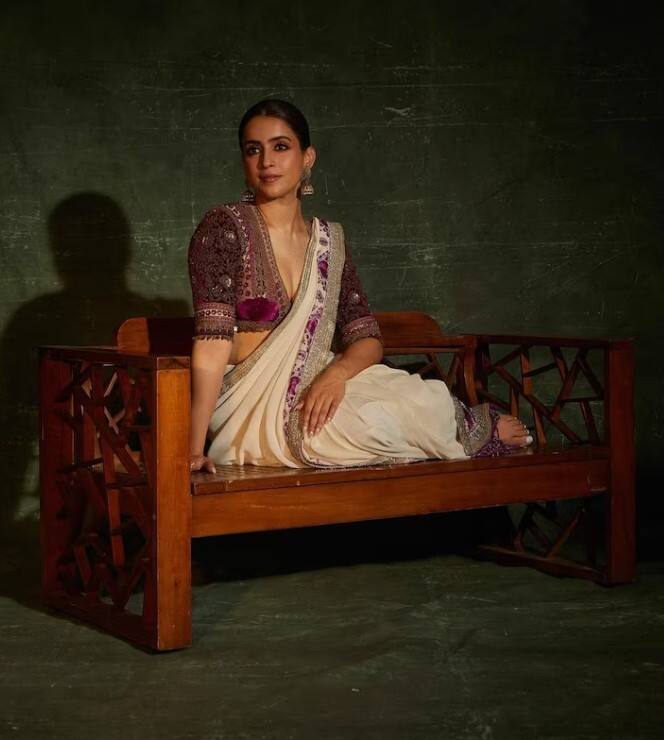 એક્ટ્રેસ સાડી લૂકમાં ખૂબ જ સુંદર લાગી રહી છે. ચાહકો પણ તેના શાનદાર લૂકના વખાણ કરી રહ્યા છે.