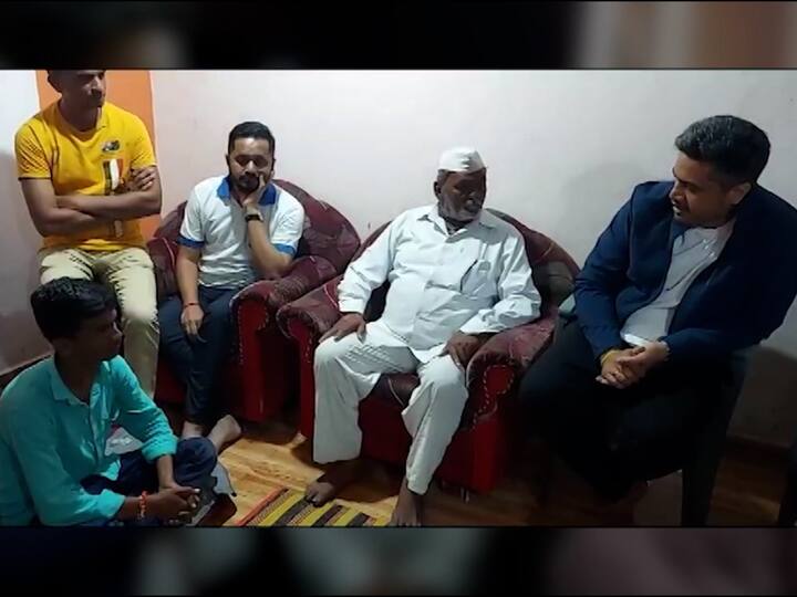 आज पहाटे अडीच वाजता रोहित पवार यांनी उपोषणकर्ते मनोज जरांगे यांच्या कुटुंबीयांची भेट घेऊन विचारपूस केली आणि ग्रामस्थांशीही चर्चा केली.