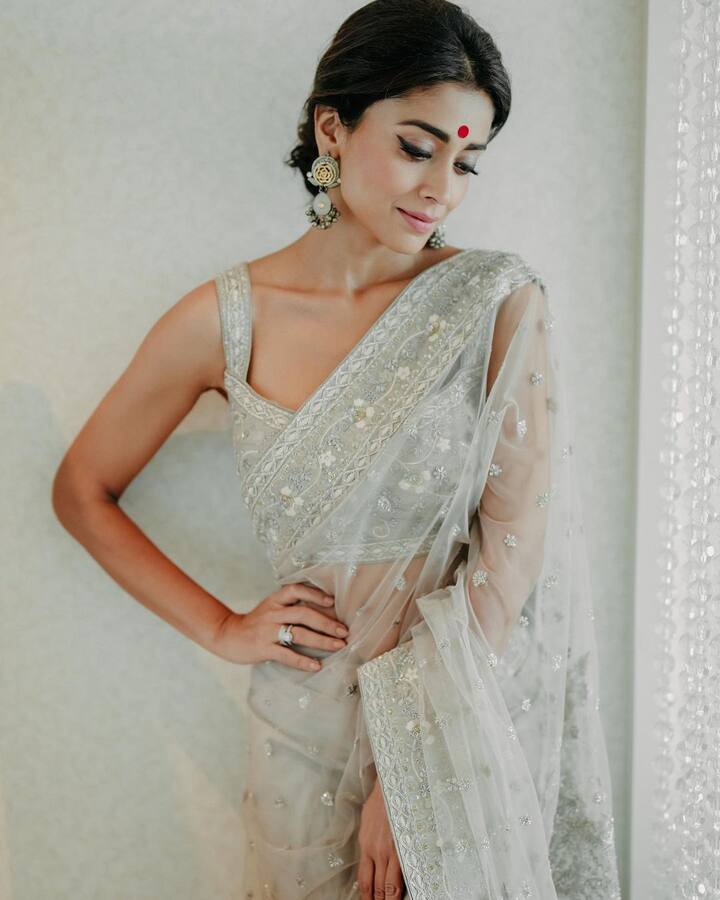సోషల్ మీడియాలోనూ మస్త్ యాక్టివ్ గా ఉంటుంది.Photo Credit: Shriya Saran/instagram