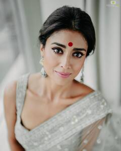 Shriya Saran Photos : தங்கம் போல் தகதகவென மின்னும் ஸ்ரேயா சரண்!