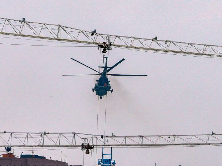 दिल्ली पुलिस ने जी20 शिखर सम्मेलन के दौरान किसी भी प्रकार की घुसपैठ, आतंकवादी गतिविधि या तोड़फोड़ के खिलाफ सुरक्षा के पुख्ता इंतजाम किये हैं. उन्होंने बताया कि केंद्रीय सशस्त्र पुलिस बल (सीएपीएफ) और राष्ट्रीय सुरक्षा गार्ड (एनएसजी) इन बंदोबस्त में दिल्ली पुलिस की सहायता कर रहे हैं. विशेष पुलिस आयुक्त (सुरक्षा) मधुप तिवारी ने संवाददाताओं से कहा कि विशेष पुलिस आयुक्त दर्जे के अधिकारी बड़े आयोजन स्थलों पर सुरक्षा की कमान संभालेंगे.