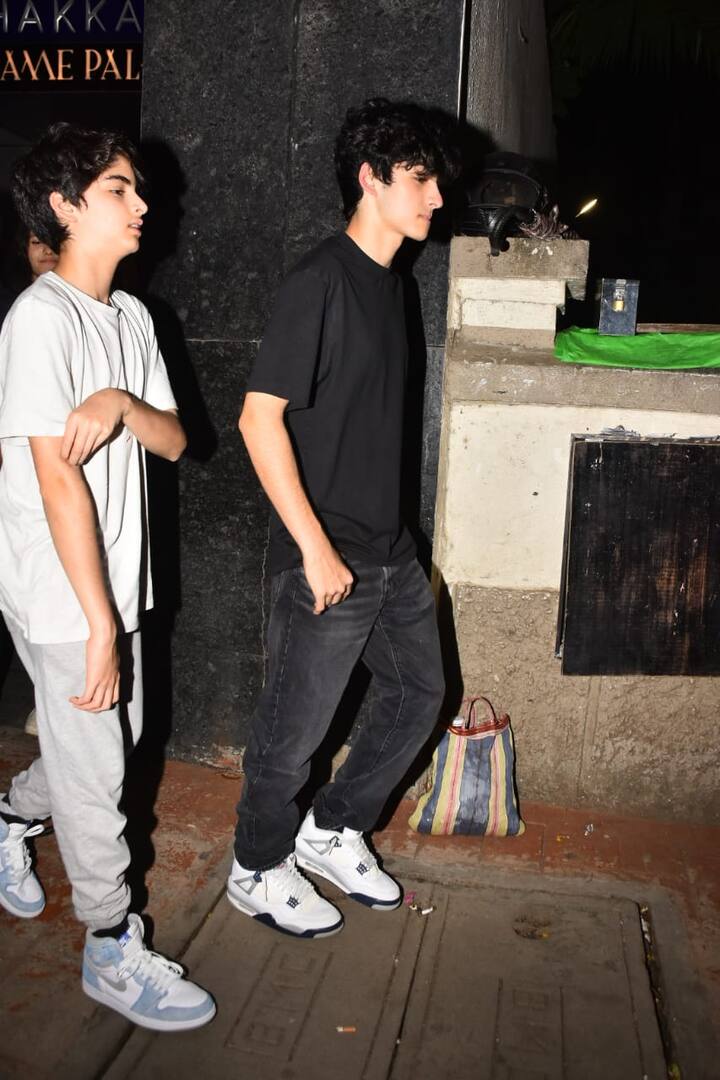 ऋेहान और ऋदान को भी मॉम सुजैन ने काफी सोबर लुक के साथ भेजा था. ऋेहान-ऋदान जींस और टीशर्ट पहने कूल अंदाज में दिखे.