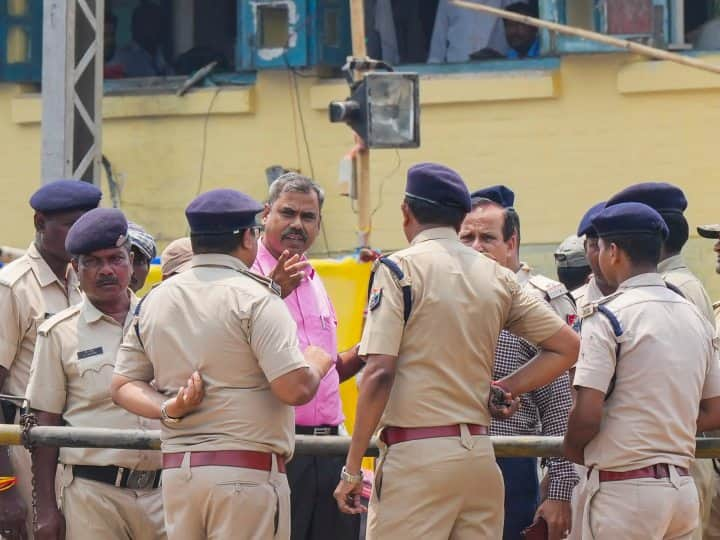 Odisha train accident case CBI files chargesheet against 3 arrested railway officials Odisha Train Accident: ओडिशा ट्रेन हादसा मामले में CBI ने 3 रेल अधिकारियों के खिलाफ दाखिल की चार्जशीट, जानें क्या हैं आरोप