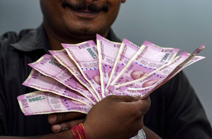 બેંકે જણાવ્યું કે, 31 ઓગસ્ટ-2023 સુધીમાં 3.32 લાખ કરોડના મૂલ્યની 2000 રૂપિયાની નોટો બેંકોમાં પાછી આવી ગઈ છે. હવે બજારમાં માત્ર 24 લાખ રૂપિયાની નોટો જ ચલણમાં છે.