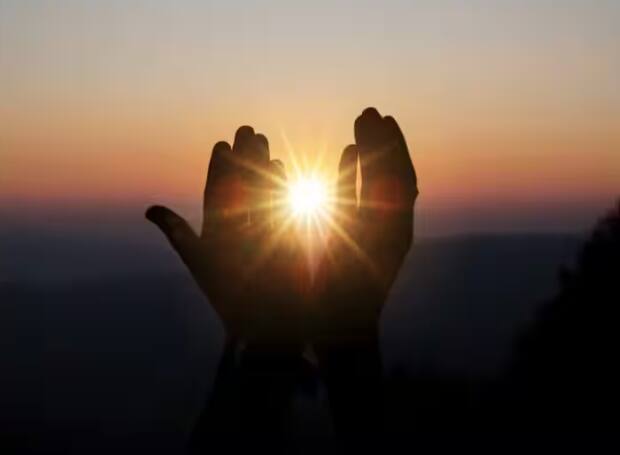 ਸੂਰਜ ਤੋਂ ਧਰਤੀ ਦੀ ਦੂਰੀ ਬਹੁਤ ਜ਼ਿਆਦਾ ਹੋਣ ਕਾਰਨ ਸੂਰਜ ਦੀ ਰੌਸ਼ਨੀ ਨੂੰ ਧਰਤੀ ਤੱਕ ਪਹੁੰਚਣ ਵਿੱਚ 8.3 ਮਿੰਟ ਲੱਗਦੇ ਹਨ।