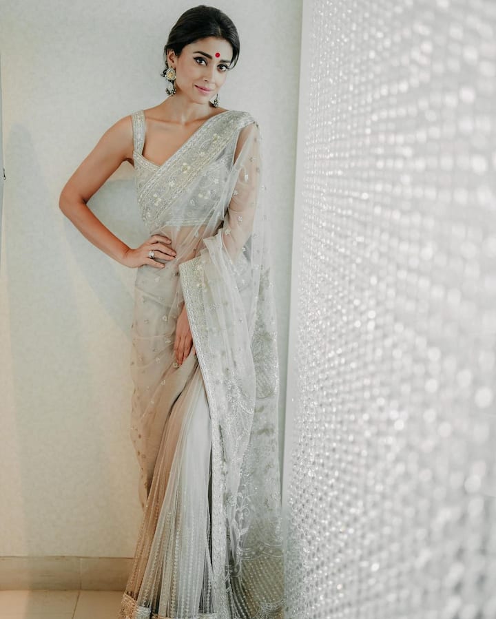 నాలుగు పదుల వయసు దాటినా చెరిగిపోని అందంతో ఆకట్టుకుంటోంది.Photo Credit: Shriya Saran/instagram