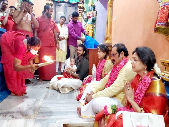 குடுமப்த்துடன் சிறப்பு பூஜை செய்தனர்