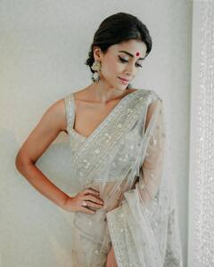 Shriya Saran Photos : தங்கம் போல் தகதகவென மின்னும் ஸ்ரேயா சரண்!