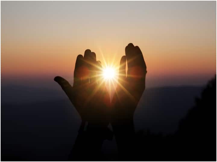 पृथ्वी की सूर्य से इतनी अधिक दूरी होने के कारण ही सूर्य का प्रकाश पृथ्वी तक आने में 8.3 मिनट का समय लग जाता है.