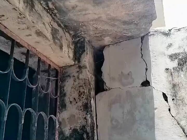 गोंदियातील अर्जुनी मोरगाव तालुक्याच्या चिचोली गावातील जिल्हा परिषद पूर्व माध्यमिक शाळेची इमारत पूर्णतः जीर्ण झाली आहे.