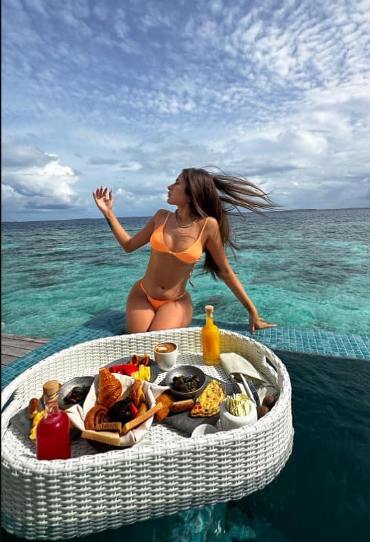 હાલમાં જ તેણે પોતાની કેટલીક તસવીરો શેર કરી છે, જેમાં એક્ટ્રેસ ઓરેન્જ બિકીનીમાં કિલર લાગી રહી છે.