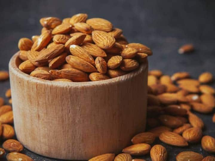 Soaked Almonds Vs Dry Almonds Which One Is Better For You भीगे हुए बादाम बनाम सूखे बादाम, कौन सा है आपकी सेहत के लिए है बेहतर?