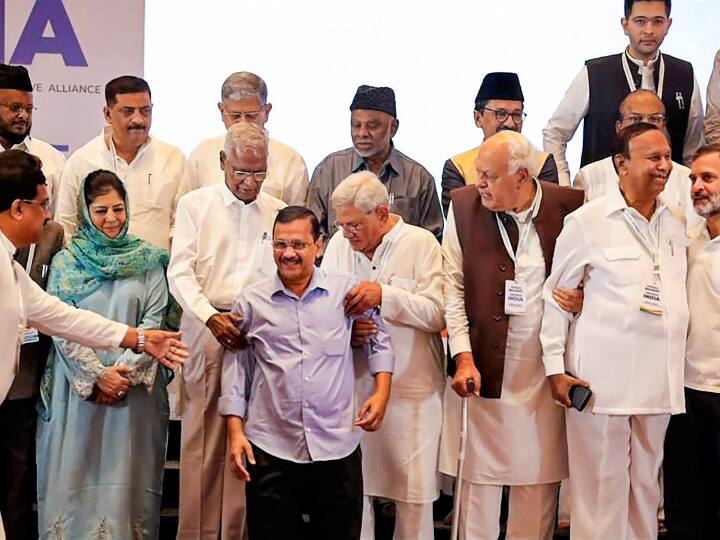 I.N.D.I.A गठबंधन के बैनर तले विपक्षी दलों की बुलाई गई इस बैठक में 28 पार्टियों के शीर्ष नेता और उनके प्रमुख मौजूद रहे. इस बैठक में आगामी लोकसभा चुनाव में बीजेपी को हराने की रणनीति पर चर्चा हुई.