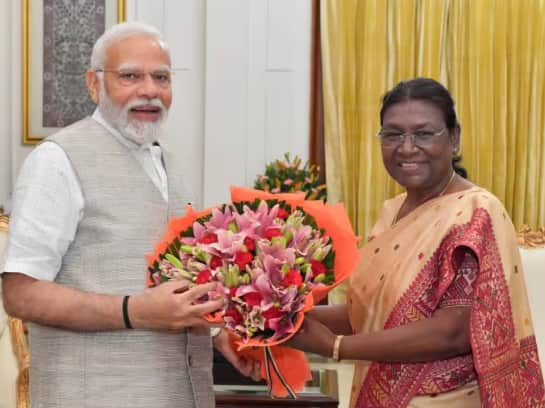 pm-modi-meets-president-droupadi-murmu-at-rashtrapati-bhavan PM Modi President Murmu Meet: PM ਮੋਦੀ ਨੇ ਰਾਸ਼ਟਰਪਤੀ ਦ੍ਰੋਪਦੀ ਮੁਰਮੂ ਨਾਲ ਕੀਤੀ ਮੁਲਾਕਾਤ, ਚੰਦਰਯਾਨ-3 ਮਿਸ਼ਨ ਦੀ ਸਫਲਤਾ 'ਤੇ ਦਿੱਤੀ ਵਧਾਈ