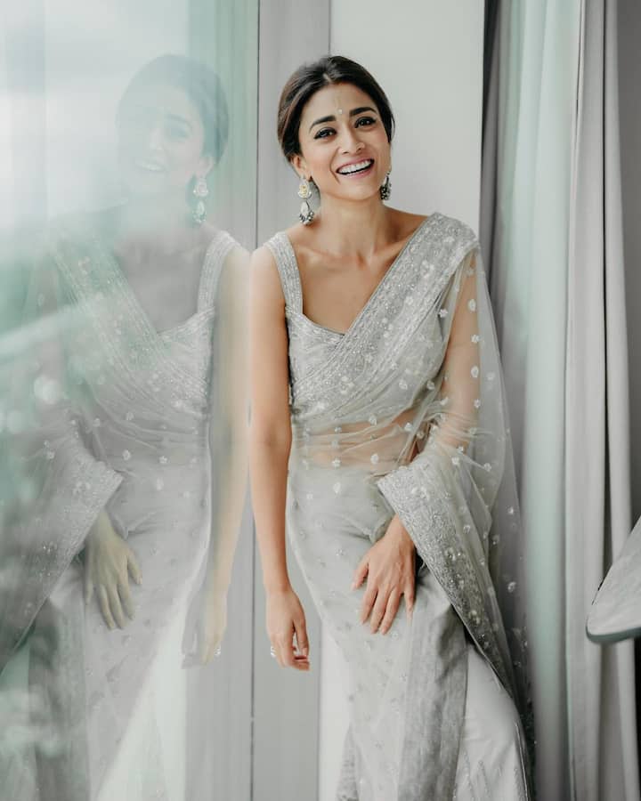 ఎప్పటికప్పుడు తన లేటెస్ట్ పిక్స్ నెట్టింట షేర్ చేస్తుంది.Photo Credit: Shriya Saran/instagram